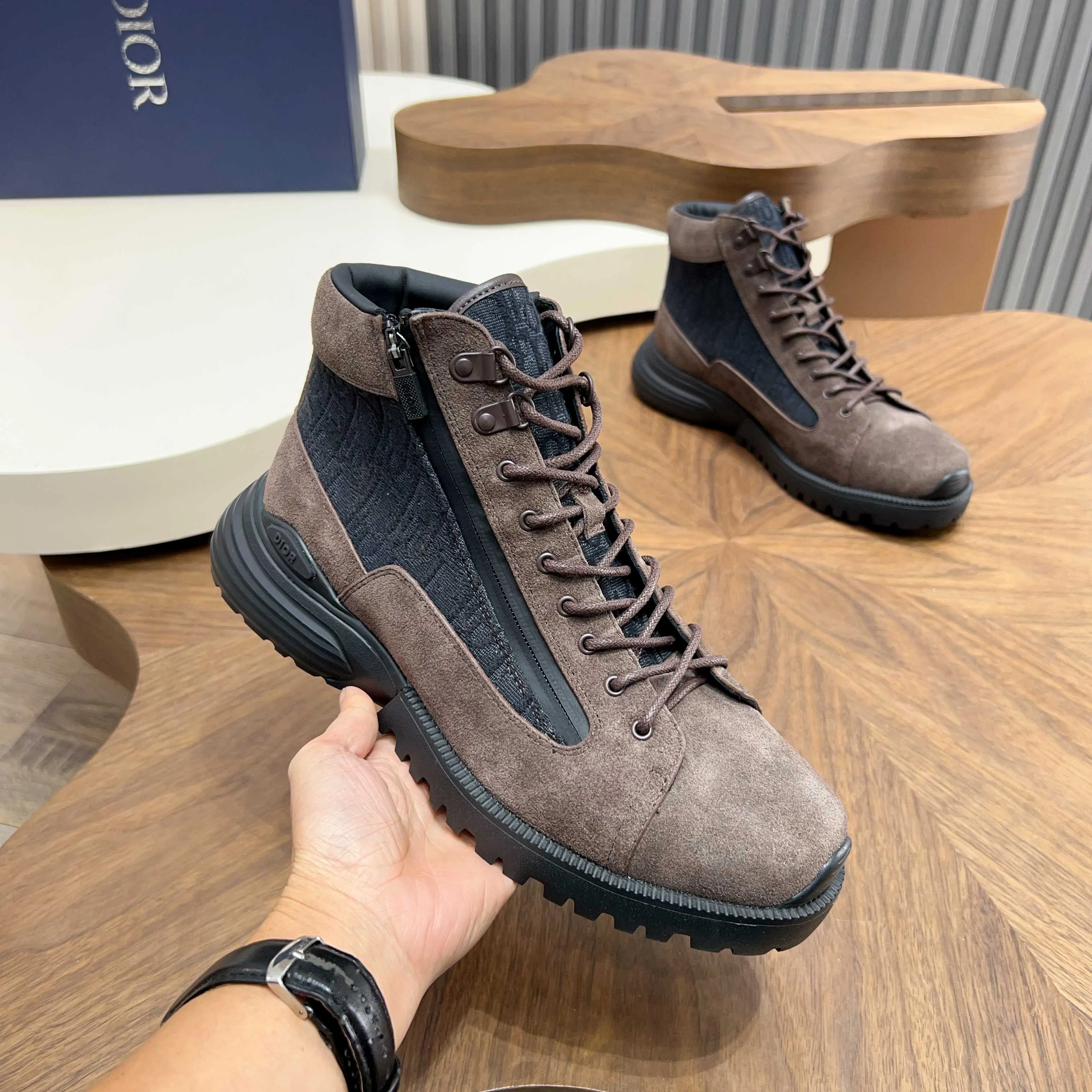 💰860 Dio* - Dior's autumn and winter luxury men's mid-top short boots, purely handmade, both inside and outside are imported first-layer cowhide, high-end quality and exquisite craftsmanship. Original TPU combination outsole. Wear a noble gentleman's taste. The best last type has been carefully debugged. 100% comfort. Size: 38-44 (38-45 can be customized)